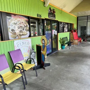 a row of chairs in front of a restaurant