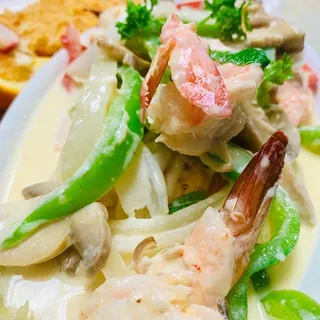 CAMARONES CON RAJAS Y CREMA