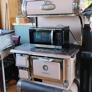 Antique Stove  10-07-2024