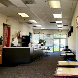 Small tables for "eat &amp; run"!