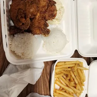 One of da best fried chickens on da island hands down..garlic fries better then most restaurants