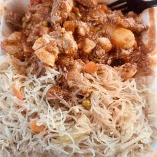 Lechón with vegetables and pancit