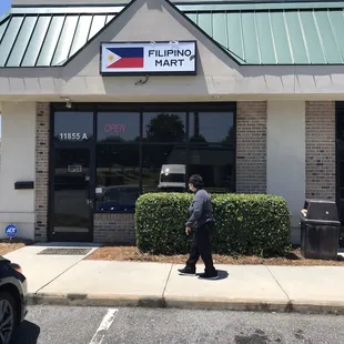 Entering Filipino Mart!