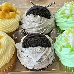 "(*‿*)hhh how purteee" is always my expression. #Mango, #Oreo and #BukoPandan. Beautifully crafted @ #FilipinoSweetShoppe