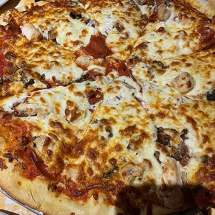 3 topping pizza with chicken, pepperoni, and mushroom (the chefs threw on some olives for free too, which was awesome!)