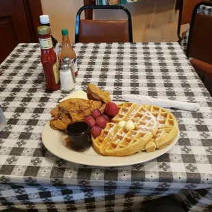 ows a plate of breakfast food