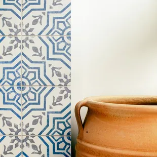  pot and a wall