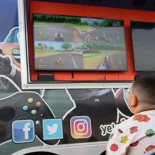 To our surprise, the truck featured 2 extra screens outside!