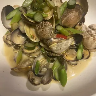 Manilla Clams &amp; Asparagus in White Wine with Garlic Toast