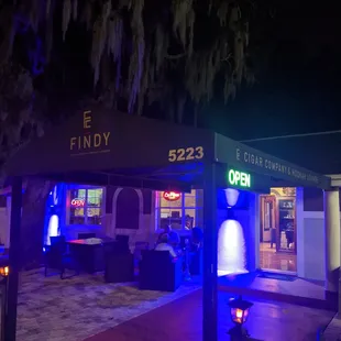 Side view of front outdoor patio in South Tampa.