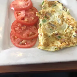 an omelet and tomatoes