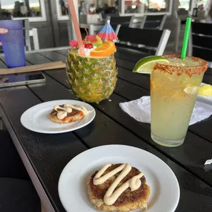 Crab Cakes, Drinks