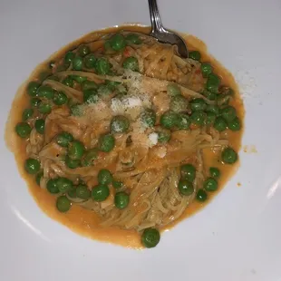 Paglia e Fieno con Piselli
Spinach and egg pasta with peas and a creamy tomato sauce
