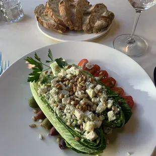 Insalata Lattuga Romana
Hearts of Romaine with gorgonzola cheese and pine nuts