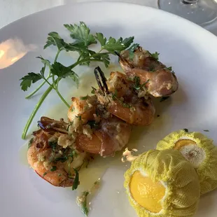 Gamberoni allo Spiedo in Pancetta
Prawns wrapped in pancetta with garlic and olive oil