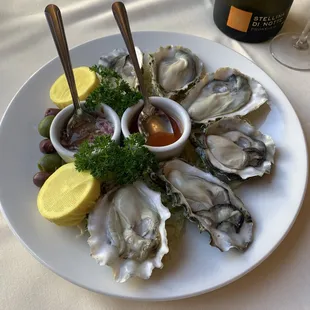 Ostriche Mignonette
Oysters on half shell with shallots, malt vinega r, and black pepper