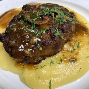 Osso Buco con Polenta
Veal shank in stock, carrots, celery, onion and citrus rind served with polenta