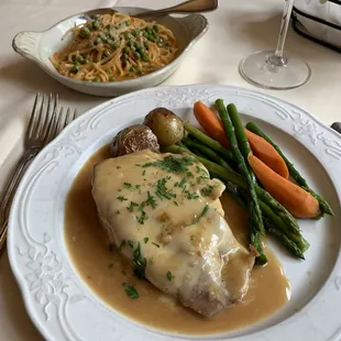 Petto di Pollo alla Valdostana
Breast of chicken sautéed with prosciutto and fontina cheese