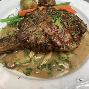 Cotoletta alla Piemontese
Veal chop broiled and served with a mushroom and cream sauce