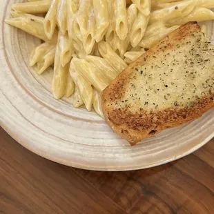 Kid&apos;s pasta with Alfredo sauce