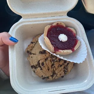 Raspberry tart and cookie