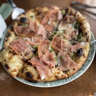 Asparagus and prosciutto pizza