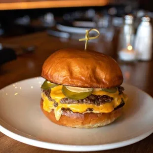 a cheeseburger on a plate