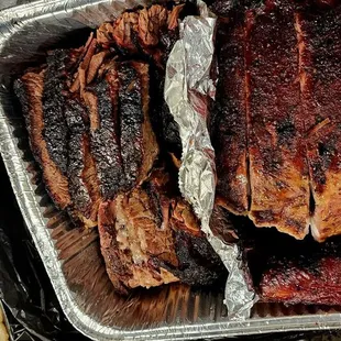 a tray of ribs and bread