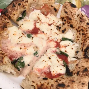 A special classic pizza with cream. The crust can be used to get all the sauce left behind. This naturally fermented dough is beyond!