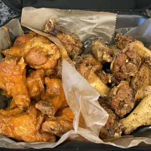 Buffalo (these aren&apos;t hot i&apos;m getting fire next time ;) and Lemon Pepper both naked and damn delicious!! I will be back!
