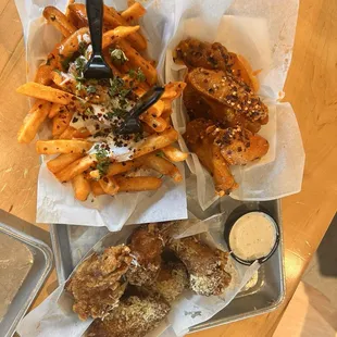 food, chicken wings and fried chicken