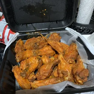 a container of chicken wings