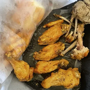 food, chicken wings and fried chicken