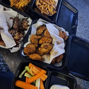 LRG - GARLIC NOODLES,LRG - SEASONED FRIES,Classic Teriyaki, Fire,Cali rub &amp; Original BBQ WINGS, VEGGIE STICKS &amp; Dip DIP - RANCH