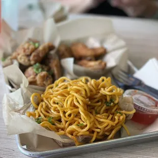 Ig: @eat_with_jeleneeee | Combo with 5pc Dragon wings, 5pc Jamaican jerk wings, a reg garlic noodles, and a cherry lemonade
