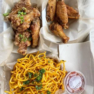 Ig: @eat_with_jeleneeee | Combo with 5pc Dragon wings, 5pc Jamaican jerk wings, a reg garlic noodles, and a cherry lemonade