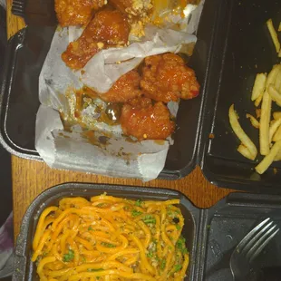 Peanut butter and mango habanero boneless wings. Record the order of their garlic noodles.