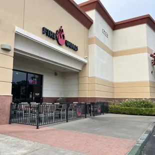 the outside of a restaurant