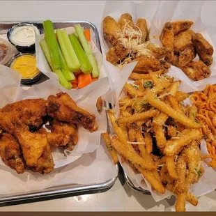 food, fried chicken wings, poultry, bbq wings, chicken wings, fried chicken, bbq chicken, chicken wings and fried chicken, chicken