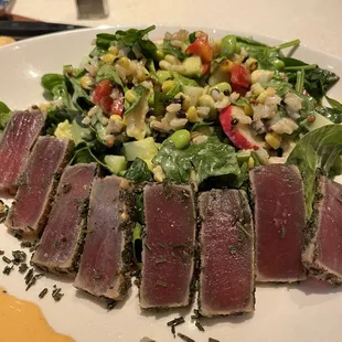 Seared tuna superfood salad