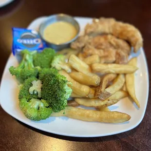 Kids chicken tenders with Broccoli and Seasoned Steak Fries