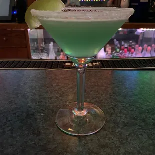 a margarita with a lime slice