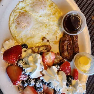 a plate of breakfast foods