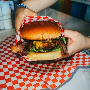 Cali! Grilled chicken, onion marmelade, smashed garlic, bacon, brioche