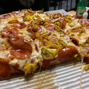 Regular crust with pepperoni and banana peppers on half, extra sauce: AMAZING!! Delicious!!!!