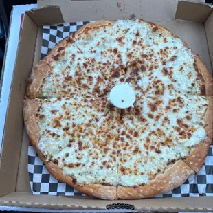 Cheese pizza with white sauss