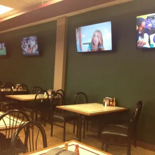 4, count 'em, 4, screens. So your snag can watch what he wants too.