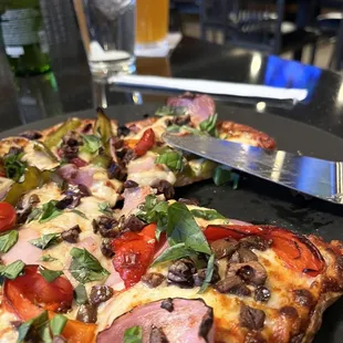 Cauliflower crust pizza with veggies