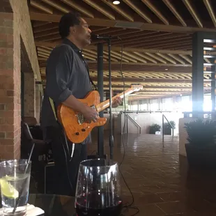 Live music featuring Jack Hadley. A great way to wait for the rush hour traffic to pass.