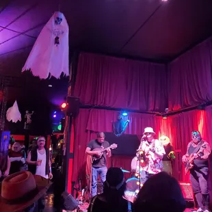 Live music (halloween weekend)